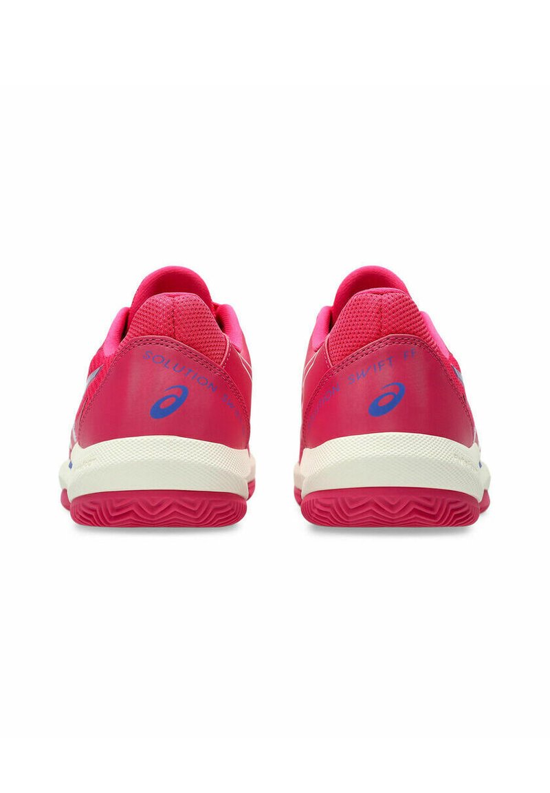 Rosa Sportschuhe mit einem strukturierten Obermaterial, gepolstertem Kragen und weißer Sohle mit strukturiertem Grip. Branding in Blau auf der Rückseite.