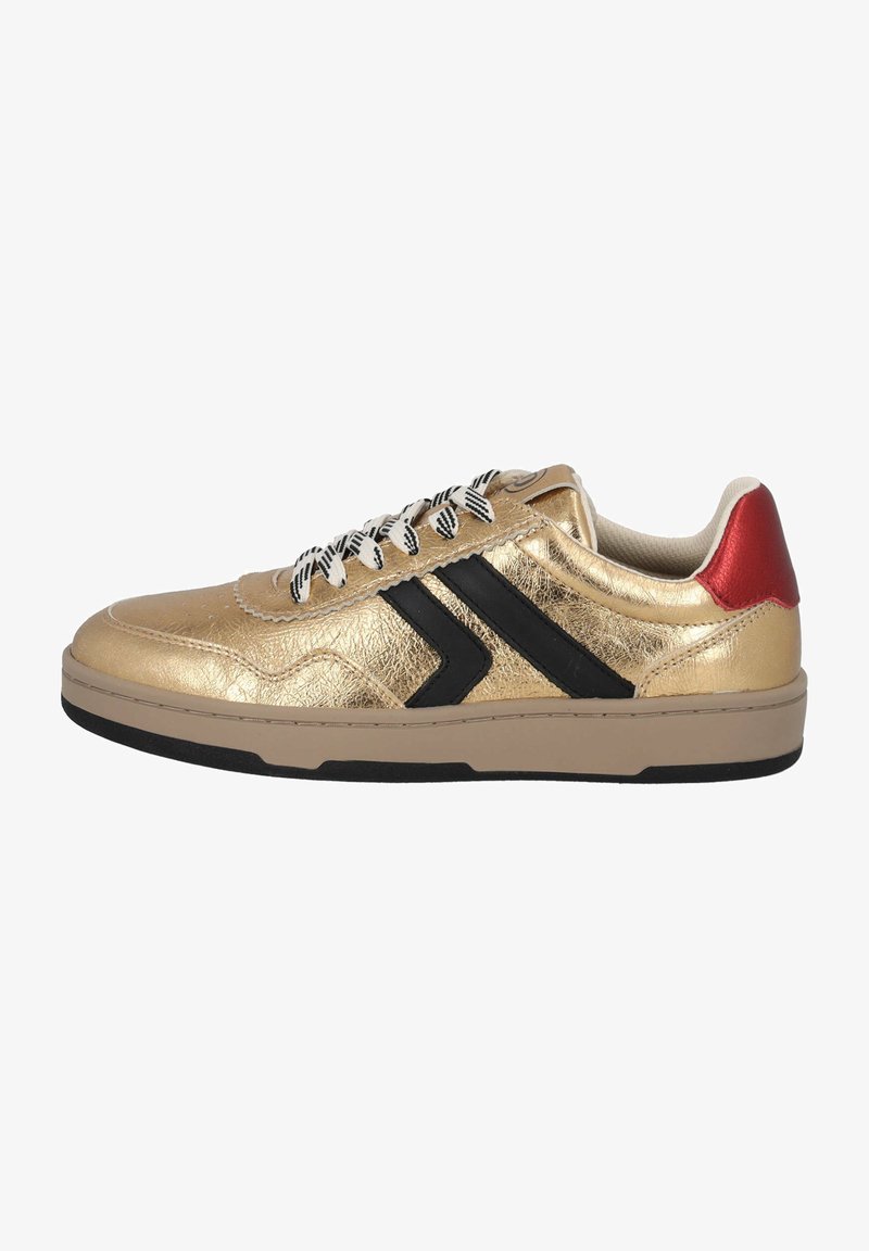 Goldfarbene Synthetik-Ledersneaker mit schwarzen Streifen, weiß-schwarz gemusterten Schnürsenkeln und roten Akzenten an der Ferse. Flache Gummisohle.