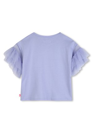 Jasnofioletowa bluzka z krótkim rękawem, z warstwowymi falbanami z tiulu na rękawach i okrągłym dekoltem, pokazana od tyłu na białym tle.