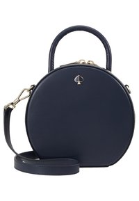 Borsa rotonda in finta pelle blu navy con una superficie liscia, manico superiore, tracolla rimovibile e accessori in oro. Presenta un dettaglio con logo a forma di cuore.