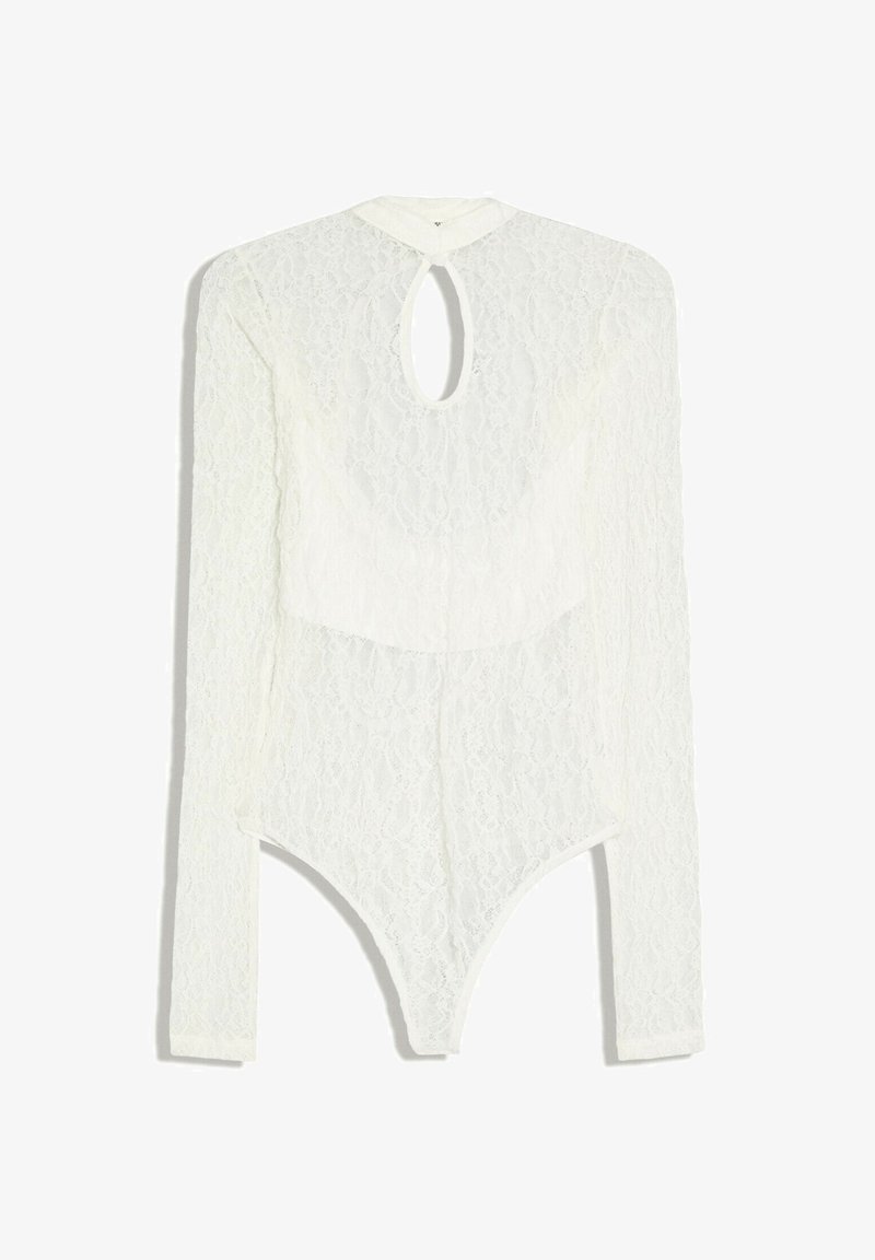 Body en dentelle blanche à manches longues, encolure goutte d'eau et col montant factice, avec un motif floral et une silhouette ajustée.