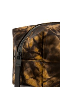 Borsa in pelle screziata marrone e gialla con superficie testurizzata, chiusura a zip e dettagli in metallo nero. Forma rettangolare con bordi morbidi.