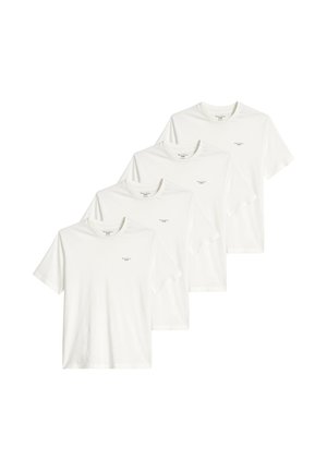 Quatre t-shirts blancs unis à manches courtes et col rond, disposés en diagonale avec un petit texte noir sur la partie gauche de la poitrine.