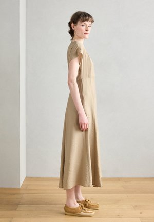 DRESS  FEMININE SHAPE  ROUND NECKLINE MIDI LENGTH  CUTLINES - Kjole - summer sand