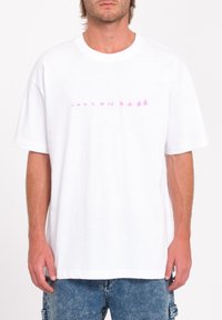 Witte katoenen t-shirt met roze tekst en een druppelontwerp over de borst. Korte mouwen en een relaxte snit, met een ronde halslijn.