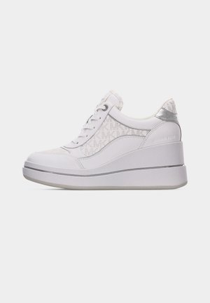 Witte plateau sneaker met veters aan de voorkant, grijs patroonpaneel van stof, zilveren hielaccent en dikke zool.