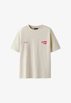 Off-white kortærmet T-shirt med rund hals, med lille rød tekst "FOR THE PEOPLE OF TOMORROW" og rød stiliseret "B"-logo på brystet.