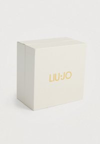 Biela textúrovaná darčeková krabička s vyrazeným zlatým logom "LIU-JO" na prednej strane, štvorcový tvar s čistými hranami, minimalistický dizajn.