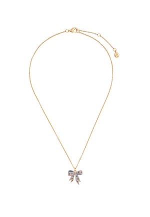 Złoty naszyjnik z łańcuszkiem ozdobiony lawendową emaliowaną zawieszką w kształcie kokardy, udekorowaną małymi niebieskimi i białymi kwiatowymi wzorami.