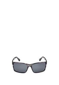 Occhiali da sole con lenti polarizzate grigie, montatura rettangolare a motivo scuro, tempie larghe e bracci curvi. Leggeri e con una superficie liscia.