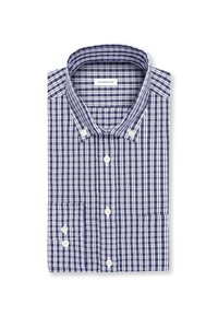 Chemise à manches longues pliée avec motif à carreaux bleu et blanc, col boutonné et boutons blancs sur le devant et aux poignets.