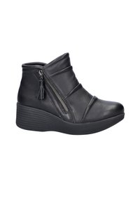 Zwarte leren enkelboot met diagonale naaideetails, zijrits met franjes en een wiggenzool met horizontale groeven.
