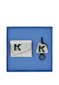 Súprava koženého obalu na karty a kľúčenky so striebornou textúrou, s geometrickým dizajnom a čiernym logom, v modrej prezentovacej krabičke.