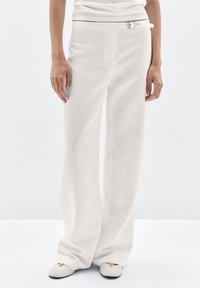 Witte wijde broek gemaakt van een zachte stof, met een platte voorkant, riemlussen en een zijknop accent. Glad textuur overal.