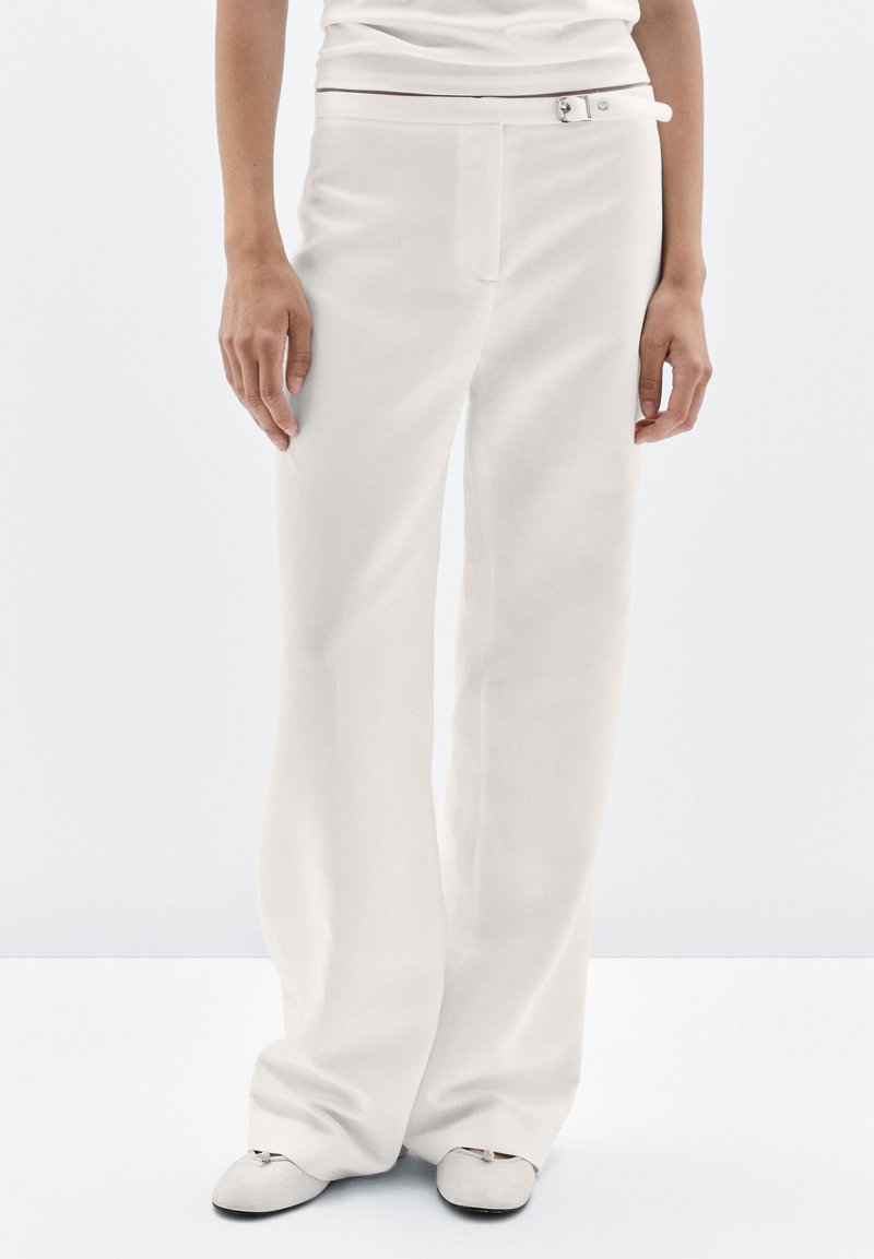 Witte wijde broek gemaakt van een zachte stof, met een platte voorkant, riemlussen en een zijknop accent. Glad textuur overal.