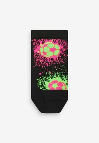 Svarta strumpor med ett mönster av två fotbollar i neon rosa och grön med en splatter-effekt, som visar en slät tygtextur.
