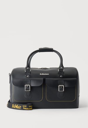 Czarna skórzana torba Dr. Martens z dwoma przednimi kieszeniami na klamry, podwójnymi uchwytami i odpinanym paskiem z żółtym logo AirWair.