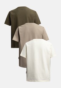 Drei T-Shirts gestapelt, Farben: olivgrün, beige und weiß. Aus weichem Baumwollstoff, mit kurzen Ärmeln und Rundhals.