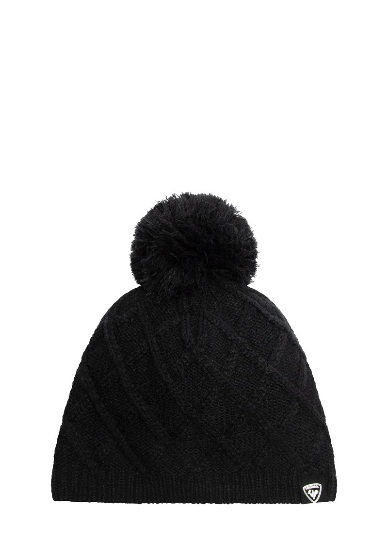 Gorro de punto negro con un patrón de diamante, que presenta un pompón esponjoso en la parte superior. Incluye un pequeño parche con el logotipo en el dobladillo.