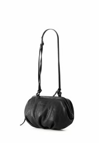 Borsa a tracolla in pelle nera con un design arricciato, chiusura con zip e una sottile tracolla regolabile. Texture liscia con un delicato lucido.