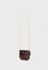 Crossbody taška s leopardím vzorem vyrobená z lesklého materiálu, s zlatým řetízkem a designem s překlopným víkem.