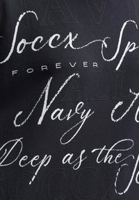 Marineblaues Sweatshirt aus Baumwolle mit großem weißem Skript und fettem Text, mit abwechslungsreicher Typografie und einer strukturierten Optik.