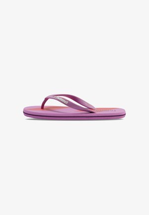 Lilla flip-flop med en struktureret fodseng, tynde stropper og et kontrasterende orange mønster over sålen. Brandlogoet er synligt på stropen.