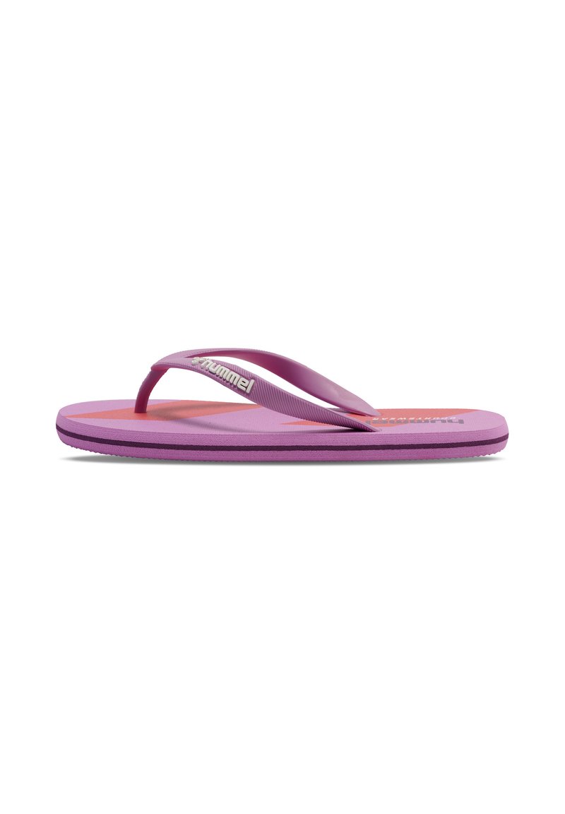 Lilla flip-flop med en struktureret fodseng, tynde stropper og et kontrasterende orange mønster over sålen. Brandlogoet er synligt på stropen.