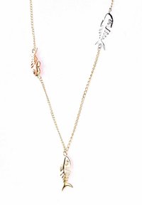 Zlata in srebrna ogrlica z obeski v obliki ribjih kosti, z zapletenimi izrezki in majhnim poudarkom iz dragulja, na fino verižico.