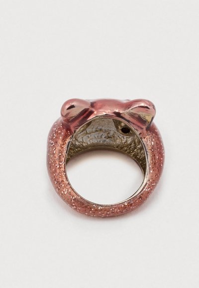 Frog alakú gyűrű fényes anyagból, rózsaarany színben, csillámbetétekkel és sima belső felülettel.