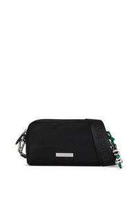 Borsa a tracolla nera in nylon con chiusura a zip, placca logo argentata e tracolla removibile con accenti a motivo e un ciondolo verde.