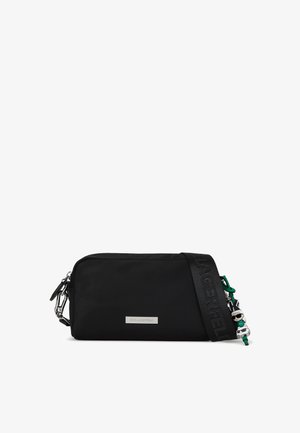 Bolsa transversal de nylon preta com fecho em zíper, placa de logótipo prateada e alça removível com detalhes estampados e um charme verde.