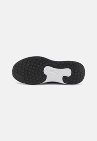 Semelle en caoutchouc noir avec un motif texturé, présentant une section centrale blanche et un logo. Le design est plat et structuré pour une adhérence optimale.