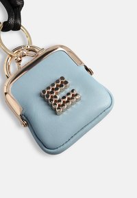 Mini sac en cuir bleu avec ferrures métalliques, présentant un design "E" hexagonal clouté. Comprend une bandoulière noire détachable.