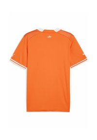 Maglia sportiva arancione con collo a girocollo, colletto bianco e strisce decorative sulle maniche. Realizzata in tessuto leggero e traspirante.