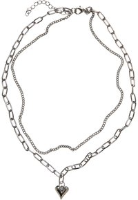 Collier en argent avec des styles de maillons variés, y compris une petite chaîne et de plus grands maillons ovales, avec un pendentif en forme de cœur brillant.