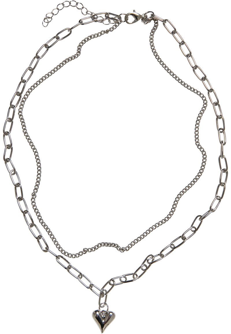 Collier en argent avec des styles de maillons variés, y compris une petite chaîne et de plus grands maillons ovales, avec un pendentif en forme de cœur brillant.