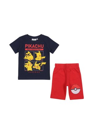T-shirt graphique bleu marine Pikachu montrant quatre humeurs, associé à un short rouge avec un symbole Pokeball sur une jambe.