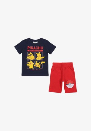 T-shirt graphique bleu marine Pikachu montrant quatre humeurs, associé à un short rouge avec un symbole Pokeball sur une jambe.