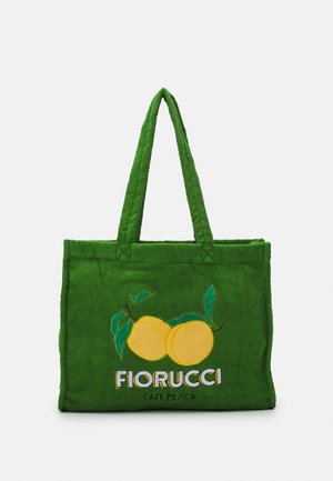 Grüne Tragetasche mit gelbem Pfirsichdesign, grünen Blättern und dem Text „"FIORUCCI CAFÉ PESCA"“ auf der Vorderseite, vor einfarbigem Hintergrund.