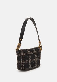 Sac à main en tweed noir avec une fermeture à glissière dorée, présentant un motif à carreaux avec des accents violets et une bandoulière en cuir noir. Finition texturée, forme compacte.