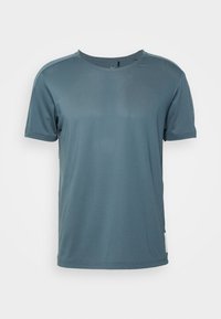 Tričko s krátkými rukávy a kulatým výstřihem v tlumené modré barvě, vyrobené z lehké, prodyšné tkaniny s jemným texturovaným vzorem.