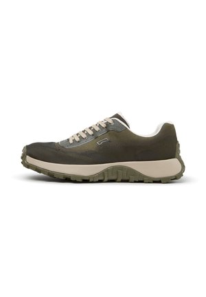 Olivgrüner Sneaker in niedriger Ausführung mit beigen Schnürsenkeln, dicker beiger Sohle, strukturiertem Profil und dezentem Logo an der Seite.