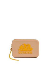 Pochette con cerniera color pesca, con logo floreale giallo e il testo "Sundek". Texture liscia, forma arrotondata e un cinturino giallo per il polso.
