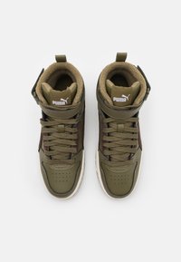 Höga sneakers i olivgrön syntetisk överdel, bruna detaljer, vadderad krage och snören. Har logotyp på tungan och perforerad tå.