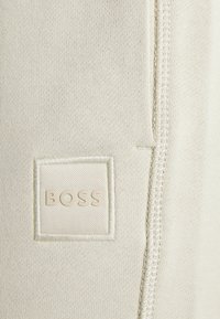 BOSS SESTART - Calças de fato de treino - light beige