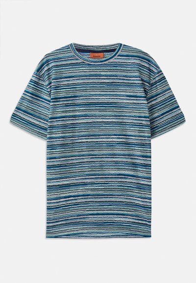 S īsām piedurknēm t-krekls zila tonī ar horizontālu svītru rakstu. Izgatavots no mīksta auduma, tam ir apaļa izgriezne un teksturēts dizains.