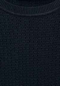 Tessuto a maglia texturizzato blu scuro con un motivo a griglia e piccole aperture, rifinito con un collo a coste.