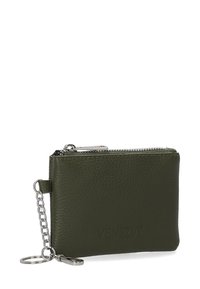 Grøn læderpung med struktureret overflade, lynlås-lukning, sølvhardware og kæde med nøglering. Har præget logo på forsiden.