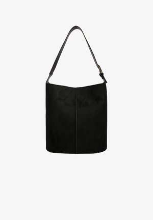 Zwarte suede schoudertas met een ruime opening, een gladde textuur en een enkele verstelbare leren schouderband. Kenmerkt zich door een minimalistisch ontwerp zonder versieringen.